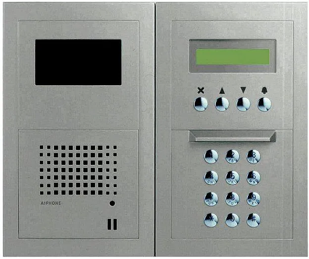 Dobbelt panel med skjerm, høyttaler, display, kontrollknapper og talltastatur.