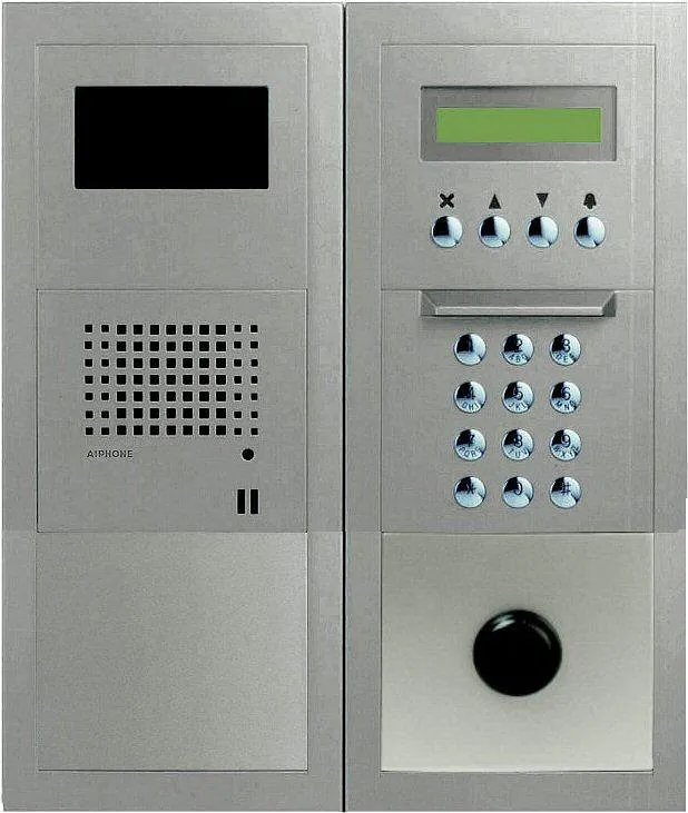 Dobbelt panel med skjerm, høyttaler, display, kontrollknapper, talltastatur og stor sort ringeknapp.