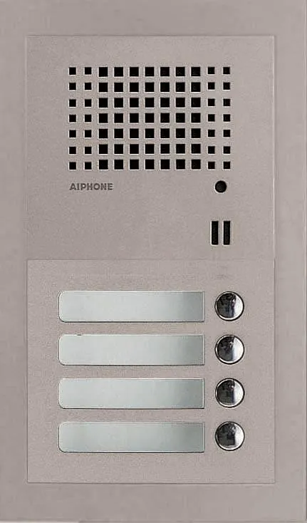 Panel med fire navnskilt og fire knapper, samt høyttaler øverst.