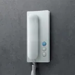 Sølvfarget dørtelefon med tre knapper og hvit spiralkabel.