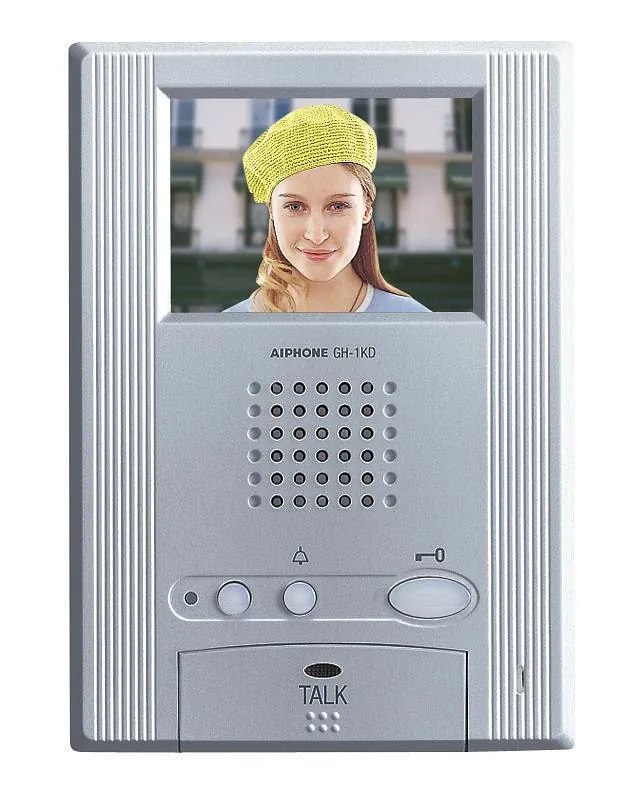 Sølvfarget dørtelefon med skjerm som viser en kvinne med gul lue.