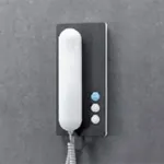 Mørk grå dørtelefon med teksturert overflate og tre knapper.