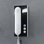 Sort, blank dørtelefon med hvitt telefonrør og tre knapper.