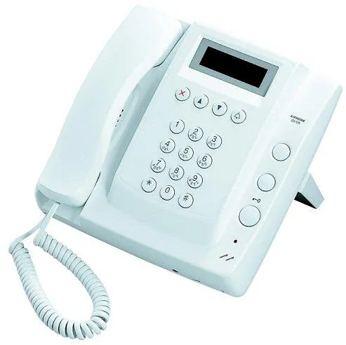 Hvit bordtelefon med display, talltastatur og spiralrør.