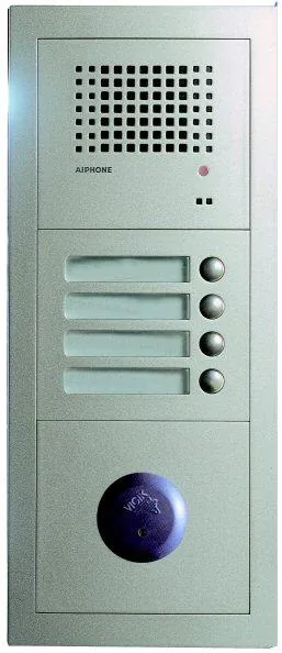 Panel med fire navnskilt, fire knapper, høyttaler og stor blå ringeknapp nederst.