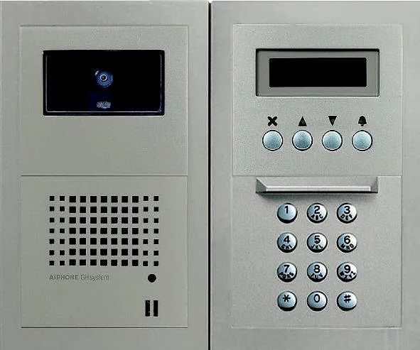 Dobbelt panel med kamera, høyttaler, display, kontrollknapper og talltastatur.