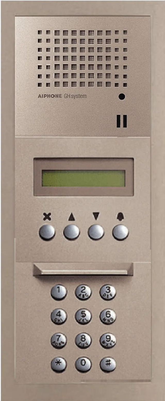 Panel med høyttaler, skjerm, kontrollknapper og talltastatur for adgang.