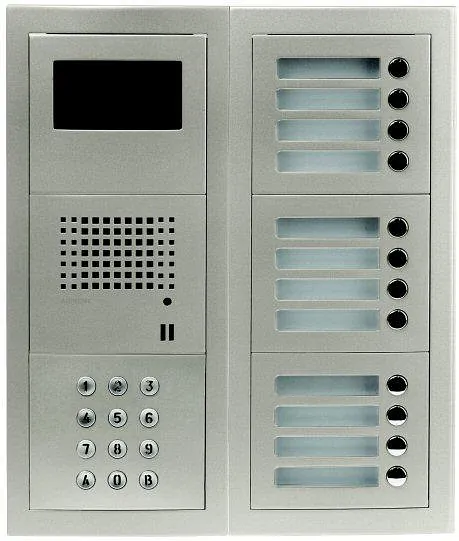Dobbelt panel med skjerm, høyttaler, talltastatur og tolv navnskilt med tolv knapper.