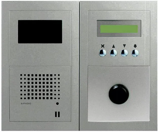 Dobbelt panel med skjerm, høyttaler, kontrollknapper, display og stor sort ringeknapp.