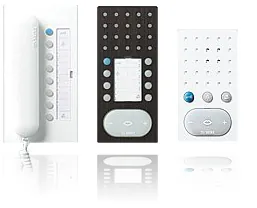 Tre intercom-paneler i ulike farger og design, to uten telefonrør og én med, alle med knapper og symboler.