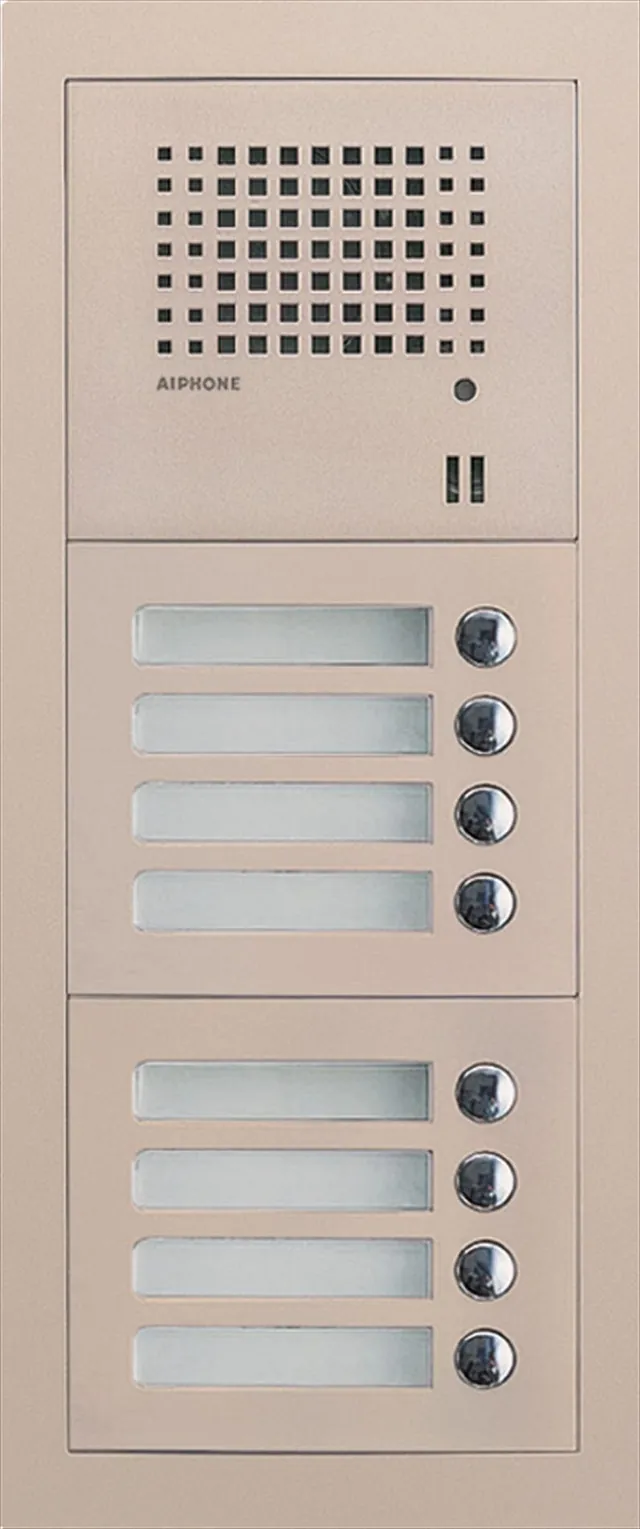 Panel for calling system med åtte navnskilt og åtte knapper, samt høyttaler øverst.