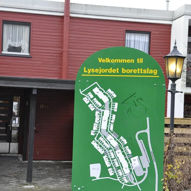 Grønt skilt med kart og gul tekst som viser oversikt over Lysejordet borettslag.