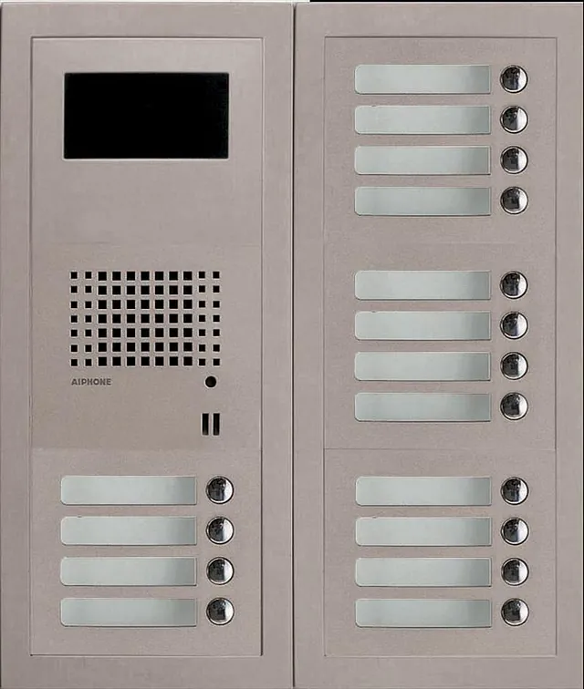 Dobbelt panel med skjerm, høyttaler, åtte navnskilt og åtte knapper.