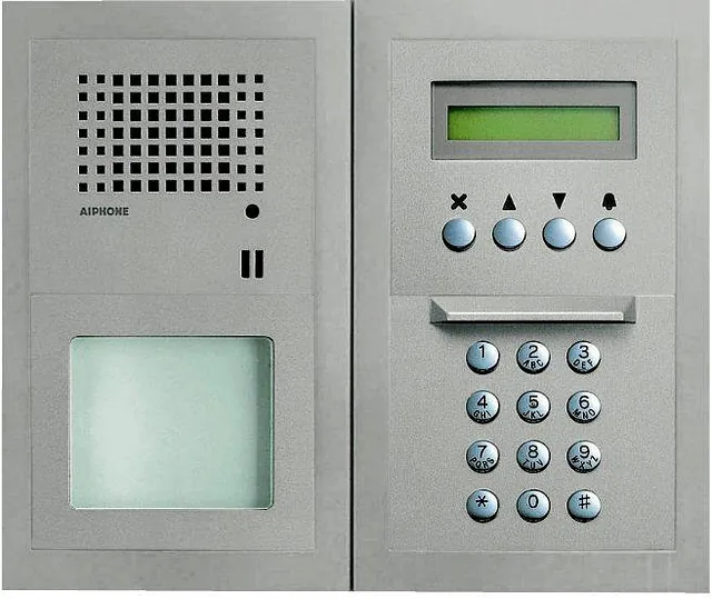 Dobbelt panel med høyttaler, skjerm, kontrollknapper og talltastatur for adgang.